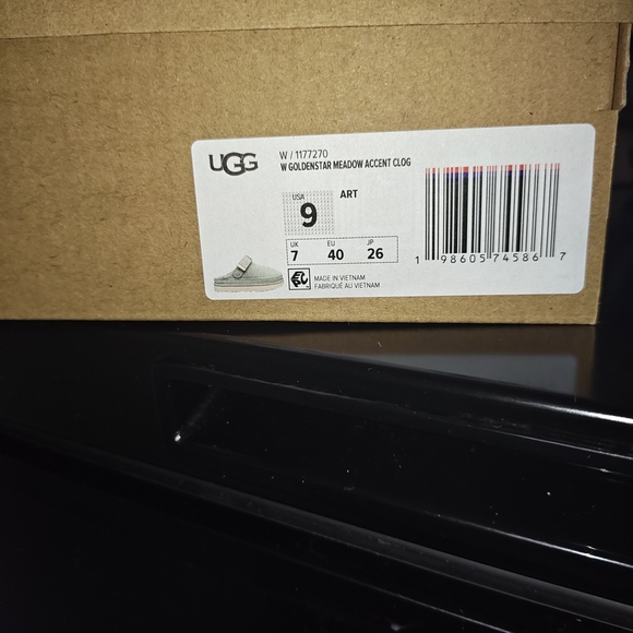 UGG Goldenstar Clogs - Picture 5 of 5